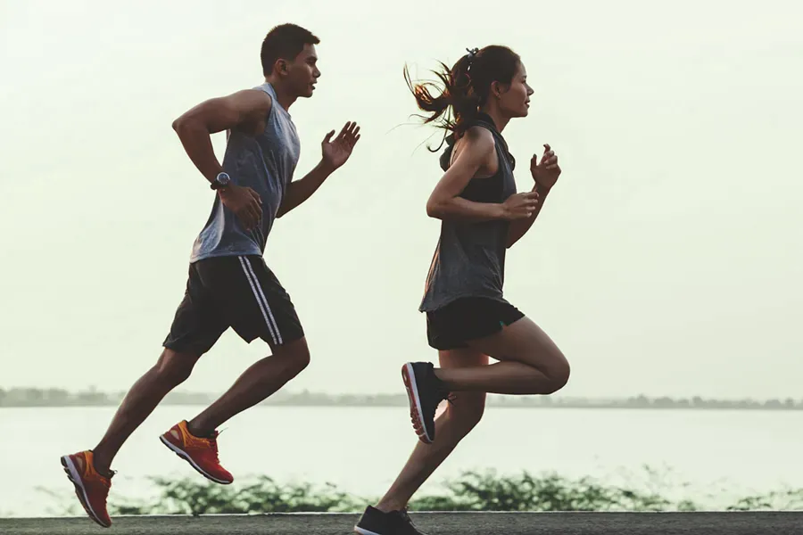 GLP-1-Weight-Loss-Injections-Clinic A couple in profile running along the water. Schedule GLP-1 Weight Loss Injections from Fonthealth in Niagara.